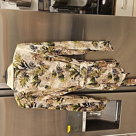 💕L'AGENCE💕 Ciara Robe Blouse ~ Antique White Safari Print Medium M NWT - Picture 10 of 16